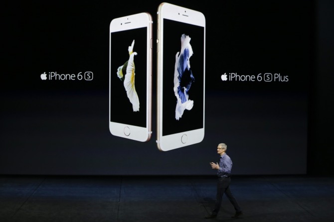 팀 쿡 애플 최고경영자(CEO)가 지난달 9일(현지시간) 미국 캘리포니아에서 열린 신제품 공개행사에서 아이폰6S와 아이폰6S플러스를 포함한 신제품에 대해 설명하고 있다. / 사진 = 뉴시스