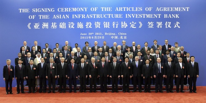 중국 주도로 올해 말 출범하는 아시아인프라투자은행(AIIB)이 에너지 및 교통 분야 사업에 우선적으로 투자할 방침을 29일(현지시간) 밝혔다. 사진은 지난 7월 57개 AIIB 예정창립회원국 정부 대표들이 베이징에서 열린 특별 재정장관 회의에 참석해 시진핑(習近平) 중국 국가주석과 함께 단체사진을 찍고 있는 모습.  / 사진 = 뉴시스