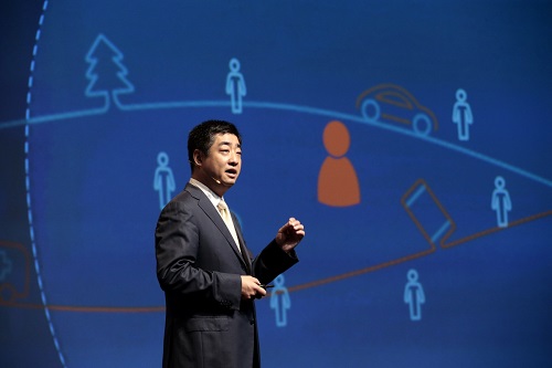 켄 후 화웨이 부회장 겸 순환 CEO가 2015 글로벌 모바일 브로드밴드 포럼에서 사물인터넷(IoT) 청사진을 제시하고 있다.