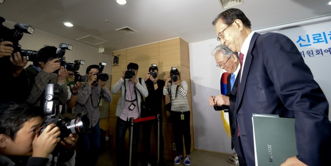 4일 오전 종로구 정부서울청사 합동브리핑실에서 김정배 국사편찬위원회 위원장이 올바른 역사교과서 집필기준과 집필진 구성에 관련한 브리핑을 마친 뒤 집필진에 참여하는 신형식 이화여대 명예교수와 함께 이동하고 있다./뉴시스