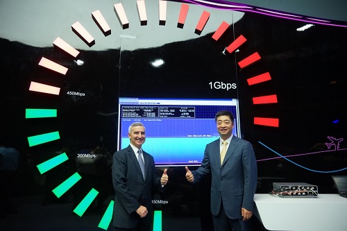 알렉스 아레나(좌측) HKT 그룹장과 켄후 화웨이 부회장 겸 순환 CEO가 글로벌 모바일 브로드밴드 포럼에서 1Gbps 급 4.5G 모바일 네트워크를 시연하고 있다.