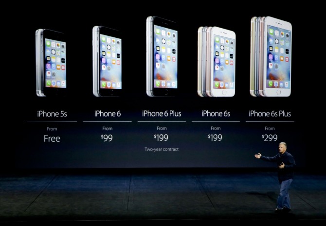 애플이 인도 시장에 최근 출시한 스마트폰 아이폰6s와 아이폰6s 플러스를 최대 3만4000루피(약 59만2000원) 할인하기로 했다. 사진은 필립 실러 애플 마케팅 부사장이 지난 9월 미국 캘리포니아주 샌프란시스코에서 열린 신제품 공개행사에서 아이폰6S와 아이폰6S플러스 가격에 대해 설명하고 있는 모습. / 사진 = 뉴시스