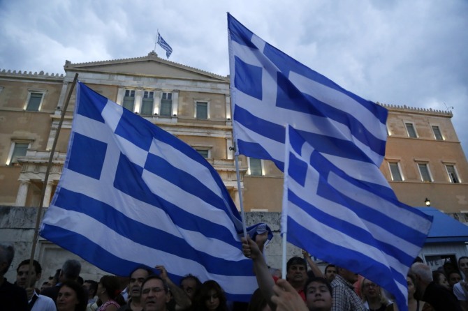 그리스와 국제 채권단이 17일(현지시간) 3차 구제금융 분할금 120억 유로(약 14조9천800억원) 지원을 결정하기 위한 긴축정책에 합의했다. 사진은 국제 채권단 개혁안에 찬성하는 시민들의 모습.  /사진 = 뉴시스 