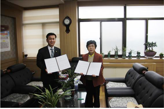 한국공인회계사회 검정사업팀 김용하 국장(왼쪽)과 인천여상 박순자 교장이 산학협력을 체결하고 있다.