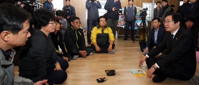 김영석 해양수산부 장관이 지난 14일 오전 전남 진도군 임회면 팽목항 가족대기소를 찾아 세월호 미수습자 가족, 유가족들과 대화하고 있다./뉴시스