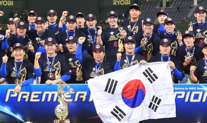 프리미어12 우승에도 불구하고 한국 야구의 세계 랭킹은 여전히 8위다. 세계1위 미국과 세계2위 미국에 뒤처진다. 아직 갈길이 멀다는 뜻이다. 