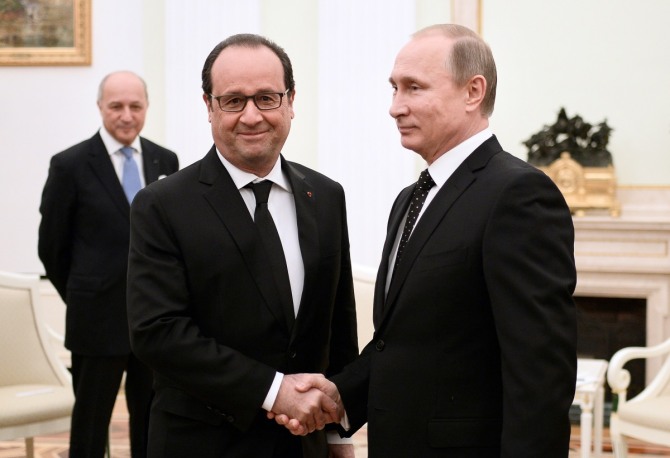 블라디미르 푸틴 러시아 대통령(오른쪽)과 프랑수아 올랑드 프랑스 대통령이 모스크바 크렘린 궁전에서 회담을 갖기 전 악수를 나누고 있다./사진=뉴시스