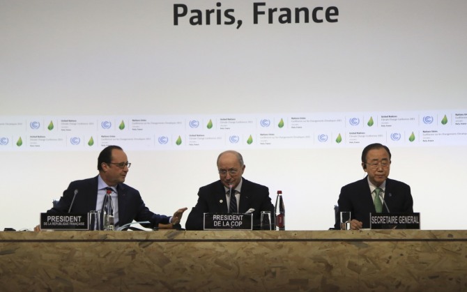 지난달 30일(현지시간) 유엔기후변화협약 당사국총회(COP21) 개회식에서 프랑수와 올랑드 프랑스 대통령(왼쪽), 로랑 파비위스 프랑스 외무장관 및 반기문 유엔 사무총장이 의장석에 앉아 있다. 이날 파리 회의 개회식은 직전 리마 회의의 의장이었던 페루의 마누엘 비달 환경장관의 사회로 진행됐다. / 사진 = 뉴시스