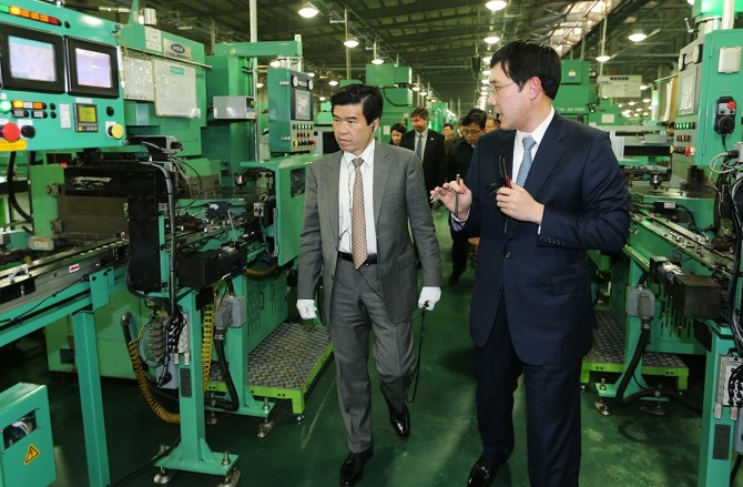 제임스 김 사장(좌측)이 ㈜동보의 김지만 사장(우측)과 함께 생산 라인을 둘러보고 있다.