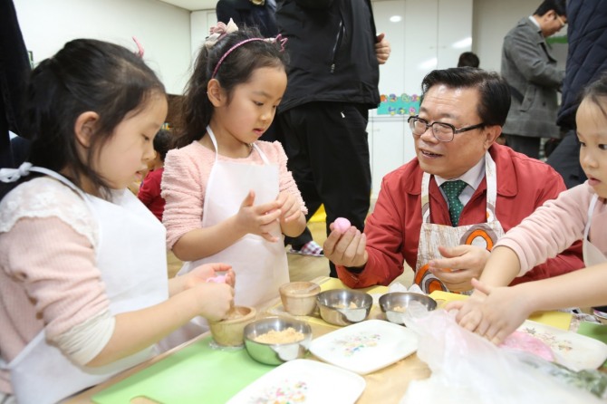 이동필 농림축산식품부 장관이 지난 9일 2015 식생활교육 우수사례 경진대회에서 대상을 받은 경기도 안양 협심어린이집을 방문해 어린이들과 쌀 반죽을 활용한 인절미와 송편 만들기 등 다양한 식생활교육을 체험하고 있다.