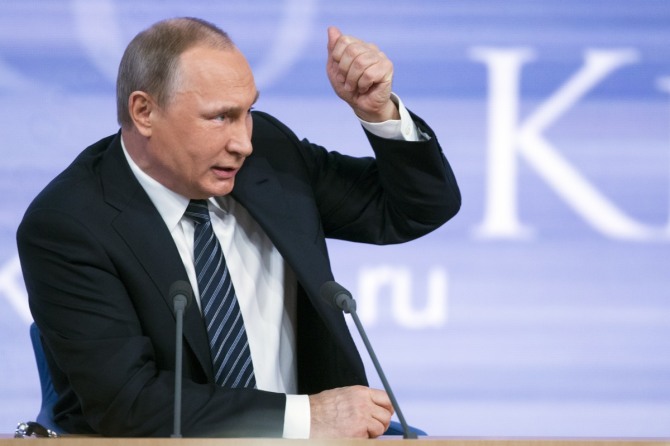 블라디미르 푸틴 러시아 대통령이 17일(현지시간) 연말 국정 기자회견에서 제스쳐를 써가며 러시아 전투기를 격추했던 터키를 비난하고 있다. / 사진 = 뉴시스