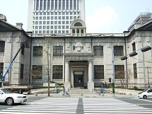 미국 금리인상에도 불구하고 한국은 당분간 금리를 인상하지 않을 것이라고 이주열 한국은행 총재가 선언했다. 