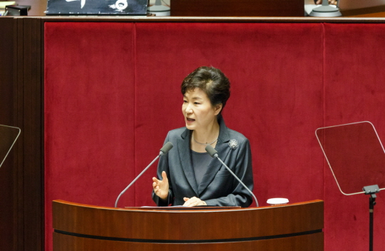 박근혜 대통령이 대학교 모집 정원축소로 이어질 수 있는 대학 구조조정을 시사하고 나섰다. 경영 경제 사범계열의 학생 수가 너무 많다고 했다. 청와대발 정원 축소 구조조정으로 이어질 것인지 주목된다. 정시모집을 눈앞에 두고 있는 각 대학 입학처도 비상이다. 