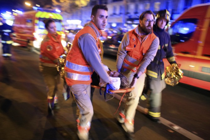 한 여성이 지난달 프랑스 파리에서 발생한 테러로 인해 들것에 실려 구급차도 옮겨지고 있다. / 사진 = 뉴시스