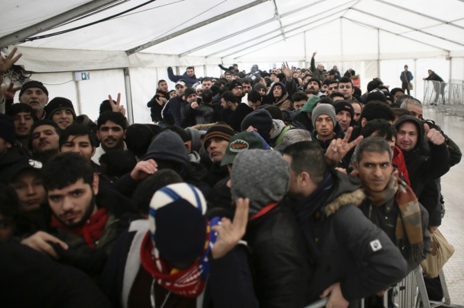 유럽에 상륙한 후 독일에 입국한 난민들이 난민 등록을 위해 줄을 서 있다. / 사진 = 뉴시스