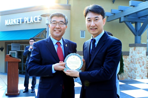 신세계사이먼과 여주시가 24일 여주 프리미엄 아울렛에서 국내 아울렛 최대 규모의 상생형 매장 '여주 퍼블릭 마켓' 오픈식을 진행했다. 이날 행사에서는 조병하 신세계사이먼 대표가 여주시로부터 지역상생발전 공로 감사패를 수여 받았다./ 사진=신세계사이먼 제공