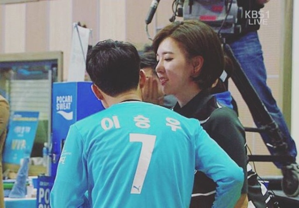 정지원 아나운서가 27일 장충체육관에서 이승우 선수와 다정하게 아야기를 나누고 있다./사진=SNS캡처