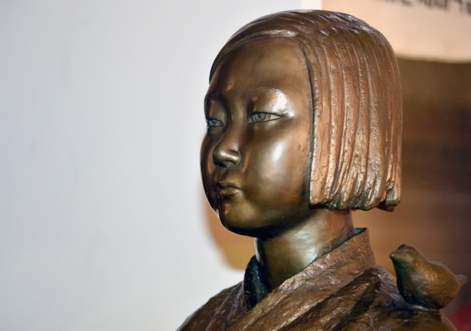 한일 양국 정부가 전격 합의한 군 위안부 문제와 관련, 일본 정부가 서울 일본대사관 앞에 설치되어 있는  위안부 소녀상을 가능한한 조기 철거 해달라는 요청을 한국 정부에 전달했다는 주장이 30일 제기됐다. 사진은 서울 마포구 전쟁과여성인권박물관을 전시된 위안부 소녀상의 모습. / 사진 = 뉴시스
