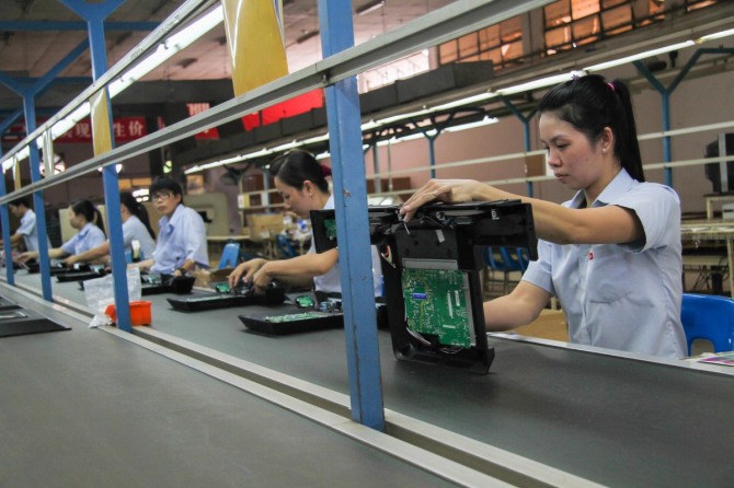 세계은행은 최근 베트남의 경제성장률을 지난해 6.5%, 올해 6.6%로 전망하면서 베트남이 환태평양경제동반자협정(TPP) 체결 효과로 높은 경제 성장세를 누릴 것이라고 내다봤다. 사진은 중국 가전업체인 TCL그룹의 베트남 호찌민 현지 공장 모습. / 사진 = 뉴시스
