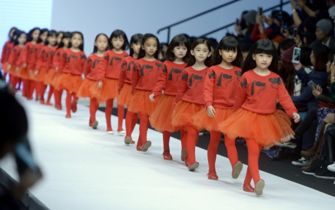 중국 정부가 저출산 대책의 일환으로 올해 1월 1일부터 두 자녀 정책이 시행했지만 정부의 기대와 달리 둘째 아이를 희망하는 45세 이하 기혼 여성은 15%에 불과한 것으로 나타났다. 사진은 지난 10월 베이징에서 패션쇼가 열린 가운데 어린이 모델들이 런웨이 걷고 있는 모습. / 사진 = 뉴시스 