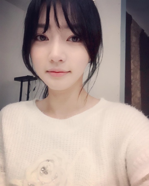 송하윤이 최근 올린 사진으로 오월이 다음 주에 꼭 다시 나와야돼요 라는 댓글이 붙었다./사진=인스타그램 캡처