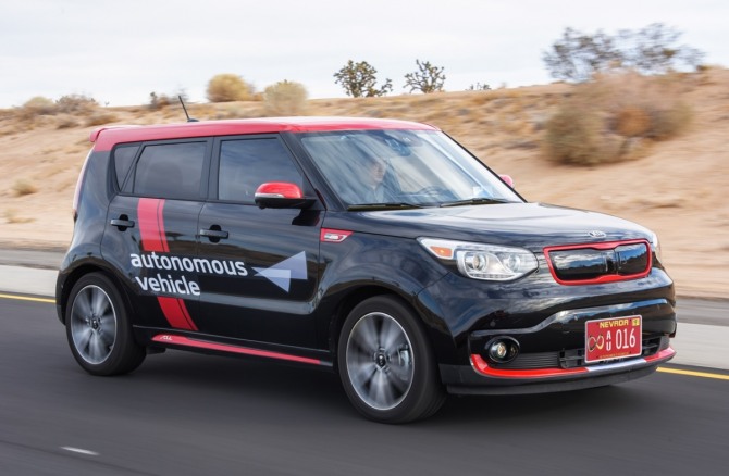 기아차가 이번 CES에서 선보일 쏘울 EV 자율주행차 주행 모습