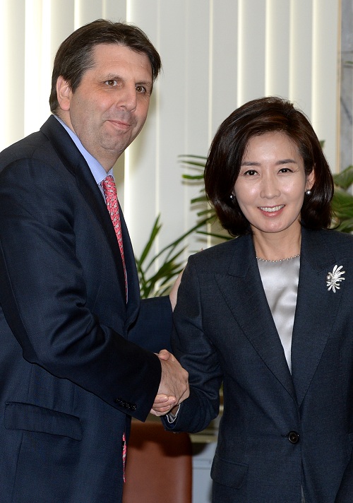 나경원 의원과 리퍼트 주한미국대사의 사진이 화제다. 리퍼트 대사가 나경원 의원의 어깨를 짚고 있다. 그만큼 친근하다는 의사표시일 것이다. 한국과 미국간의 우의를 상징하는 것이기도 하다. 나경원 의원은 비정상회담에도 출연했다.