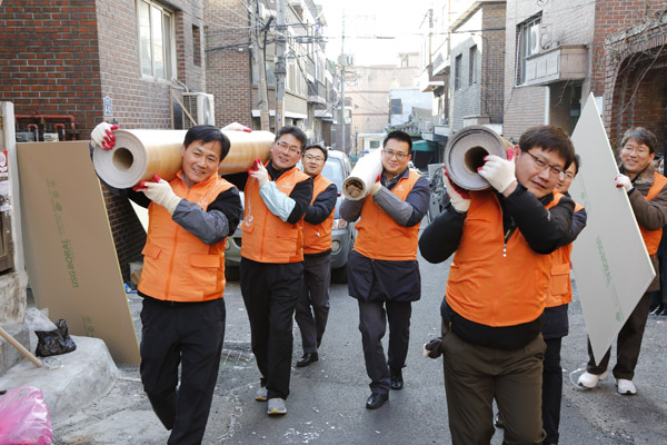 한화그룹 신임임원 40명이 12일 오전 서울 종로구 창신동에 위치한 소외계층 가정을 방문해 벽지 및 장판 교체 등 주거 환경 개선작업과 쌀 과 생활용품을 전달했다.