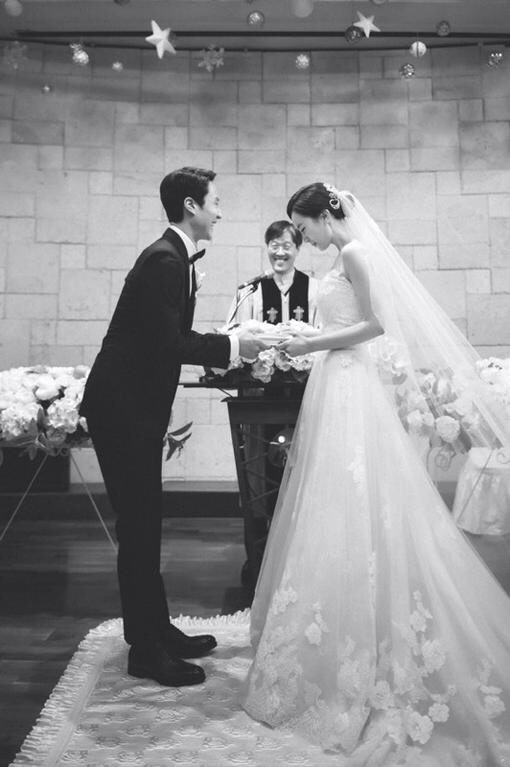 배우 정우와 김유미가 16일 서울의 한 교회에서 결혼식을 올렸다./사진=FNC 엔터테인먼트 제공