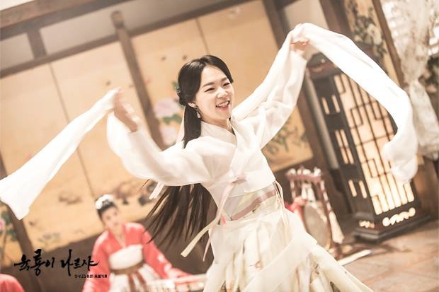 SBS월화 드라마 '육룡이 나르샤'에서 척사광 역으로 인기를 끌고 있는 배우 한예리가 17일 다음 팟 ' 마이 리틀 텔레비전'에 출연해 생후 28개월부터 무용을 시작했다고 밝혔다./사진=한예리 페이스북 캡처