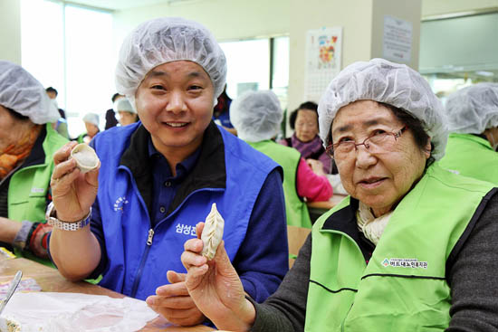 삼성 자매마을의 떡국 나눔 행사 모습