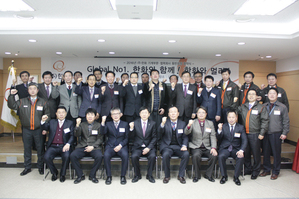 한화는 21일 창원사업장에서 동반성장협의회 회원사들과 함께 동반성장 협약식을 가졌다. 이날 참석한 한화 김연철 대표(앞줄 네번째)와 협력회사 대표들이 기념사진을 촬영하고 있다. 