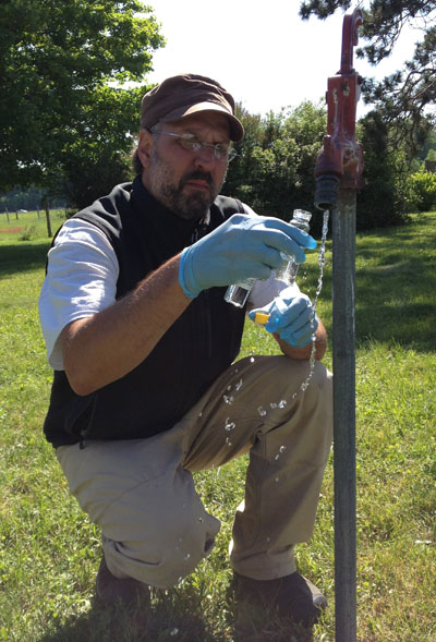 한 환경운동가가 미시간주 북부의 한 우물을 테스트하고 있다.