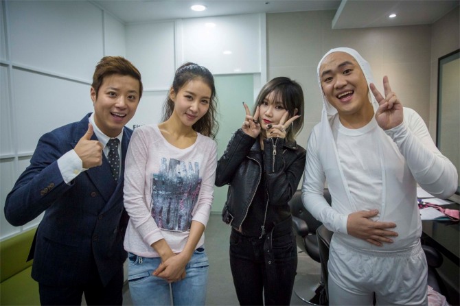 배우 김정민(왼쪽에서 두번째)이 24일 KBS '개그콘서트'호불호 코너에 예지(오른쪽에서 두 번째)와 함께 출연해 인증샷을 남겼다./사진=페이스북 캡처