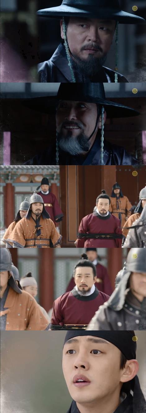 25일 방송된 SBS월화드라마 '육룡이 나르샤'에서는 개혁을 서두르던 정도전(김명민)이 천출 출신임이 폭로되면서 정몽주(김의성0에게 탄핵당해 군사들에게 끌려갔다./사진-SBS 방송 캡처
