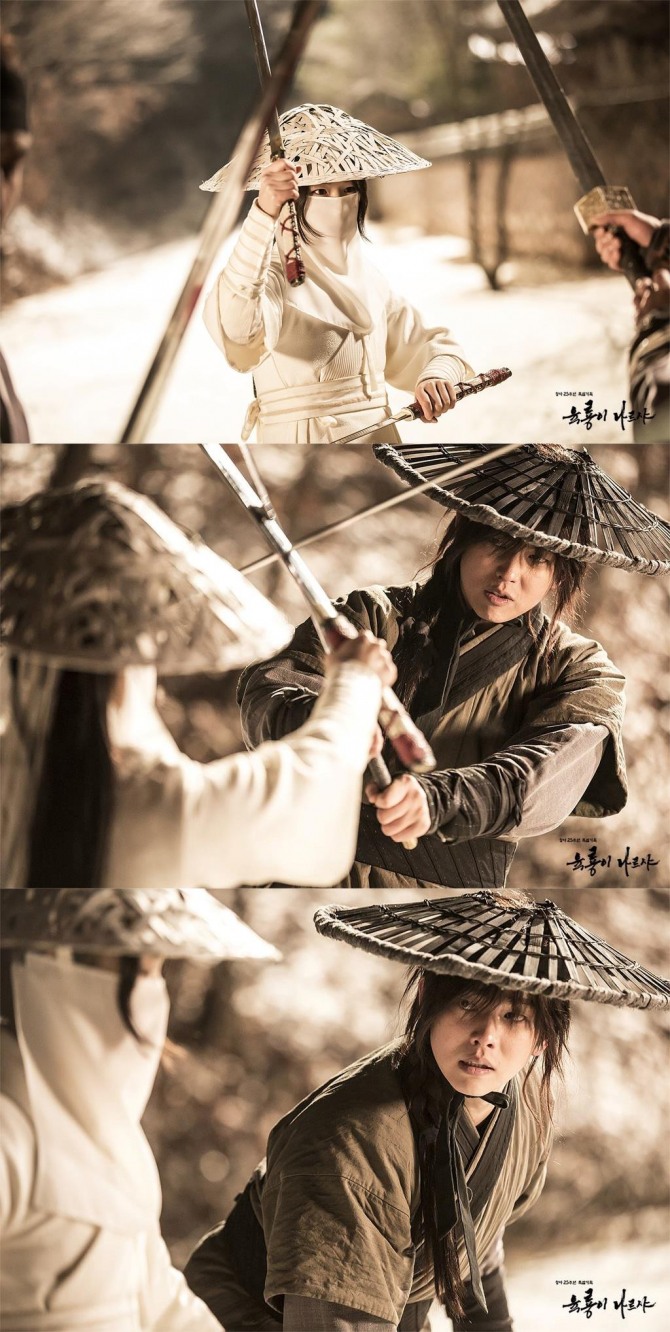 26일 방송된 SBS월화드라마 '육룡이 나르샤'에서 정도전(김명민)은 유배를 떠나고 이성계(천호진)는 낙마 사고를 당해 숙청 위기에 처했다. 척사광(한예리)는 도망가는 이성계를 잡으러 와서 무휼(윤균상)과 한바탕 싸움을 벌였다./사진=공식 페이스 북 캡처