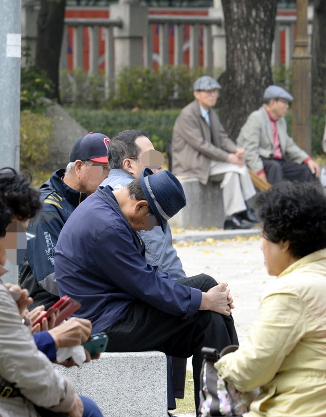 고령화가 심각한 사회 문제로 대두되고 있는 가운데 오래 젊게 사는 것보다 보람있고 아름답게 사는 방법을 고민해야 한다.