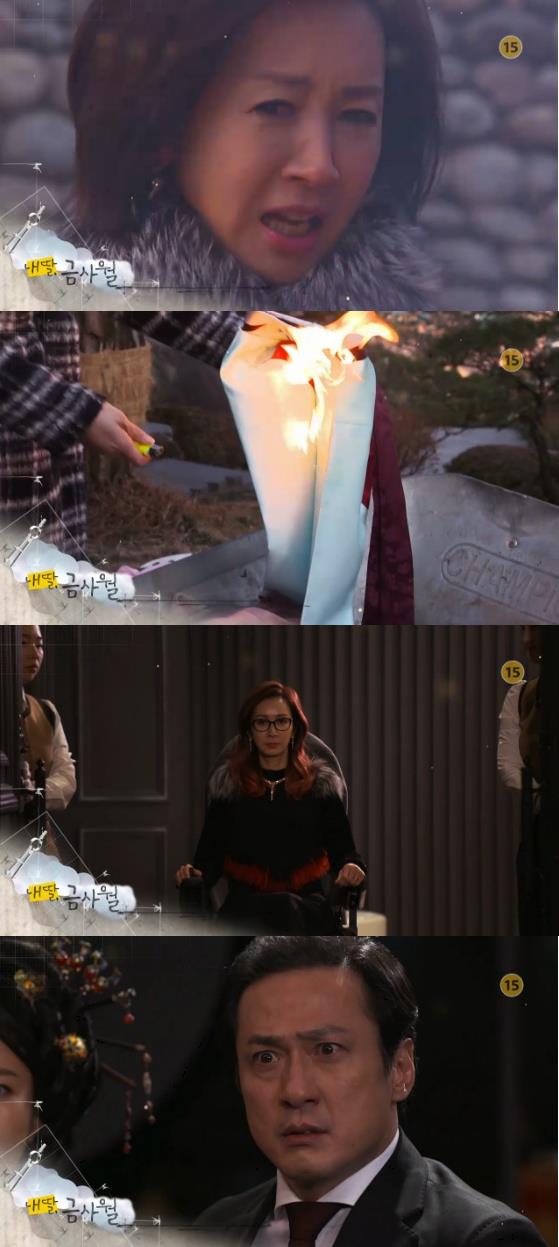 30일 방송된 MBC주말극 '내딸 금사월'에서 신득예(전인화)는 복수에 눈이 멀어 사월이 지어준 한복을 불태우고 헤더 신 복장으로 결혼식장에 나타나서 자신이 친엄마임을 밝혀 모두를 충격에 빠트린다./사진=MBC방송 캡처