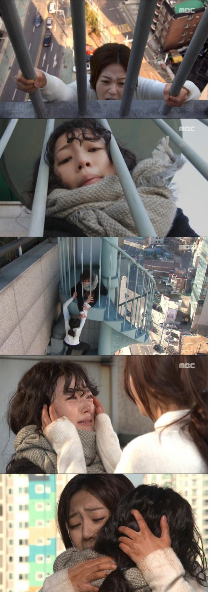 6일 방송된 MBC 주말극 '내딸 금사월'에서 강만후에게 납치된 금사월은 도망치려다 고층건물 계단에서 떨어지려는 일촉즉발의 위기상황에서 오월의 도움으로 무사히 살아나 둘은 마침내 눈물의 상봉을 한다. 한편 신득예는 주기황의 도움으로 무사히 보금그룹 회장으로 취임을 한다./사진=MBC 방송 캡처<br />
