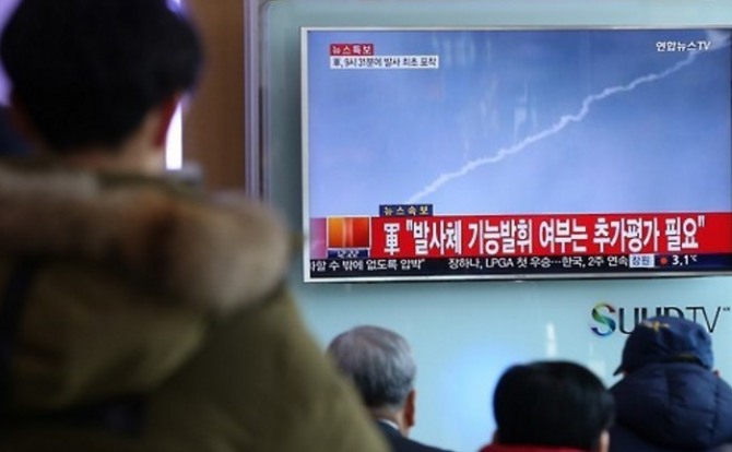 북한 미사일 발사 뉴스를 보는 시민들.