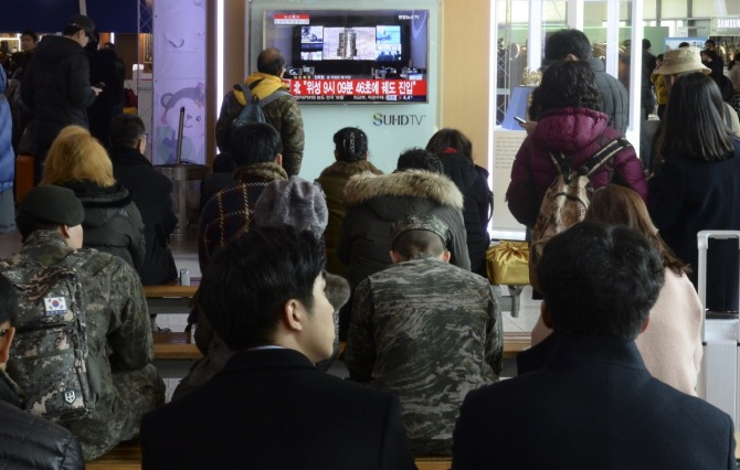 북한이 예고했던 장거리 미사일을 발사한 7일 오후 서울역 대합실 텔레비전에 북한의 미사일 발사 소식이 뉴스 속보로 보도되고 있다. 북한은 지구관측위성 광명성 4호 발사를 성공했다고 밝혔다. /사진=뉴시스
