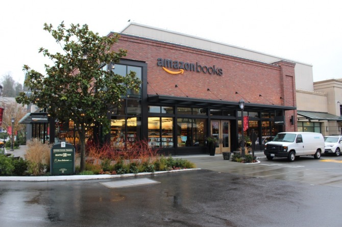 아마존은 지난해 11월 미국 시애틀에 오프라인 서점 아마존 북스(Amazon Books)를 열고 서적 외에도 아마존 굿즈 등의 상품을 진열하는 등 오프라인 사업을 적극 전개하기 시작했다. / 사진 = 조은주 기자