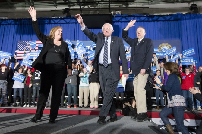 버니 샌더스(가운데) 미국 민주당 대선 경선 후보가 9일(현지시간) 뉴햄프셔주 프라이머리에서 승리한 후 콩코드의 고등학교에 모인 지지자들을 향해 손을 흔들고 있다. / 사진 = 뉴시스