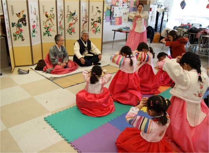 설 차례가 끝난 후 가까운 친지나 이웃을 찾아 세배를 한다. 사진은 뉴잉글랜드 한인학교에서 설을 맞아 아이들이 세배를 하고 있다.