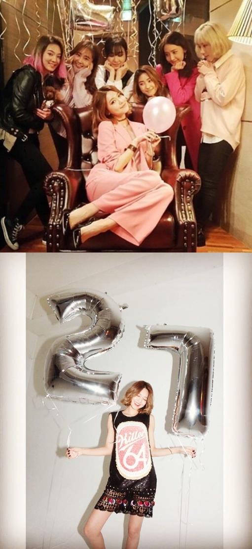 소녀시대의 수영(가운데 의자 위)과 유리(왼쪽에서 두 번째)가 오는 15일 중앙대 학사모를 쓴다. 한편 소녀시대 수영은 10일 27세 생일을 맞아 동료들과 팬들에게 축하 인사를 받았다./사진=SNS 캡처
