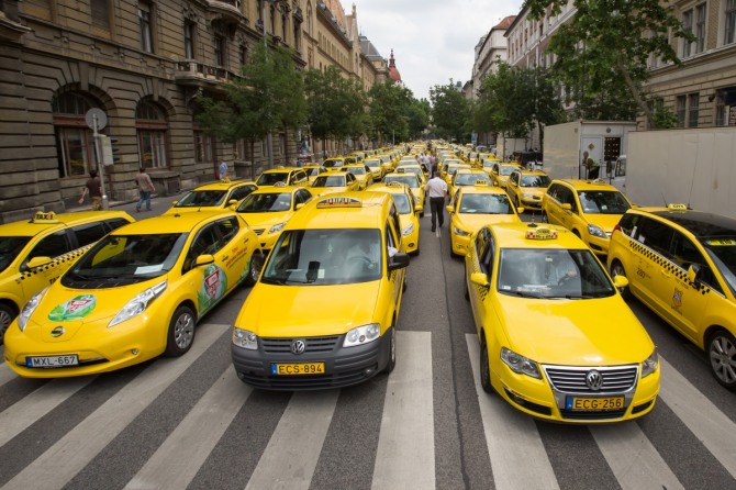 헝가리 부다페스트 시내 중심 도로에서 수백명의 택시 운전기사들이 모바일 차량 공유 서비스를 제공하는 우버(Uber)에 항의하는 시위를 벌이고 있다. 그러나 공유경제를 표방하는 우버는 스타트업기업으로서 몇 년만에 급성장했다./사진=뉴시스