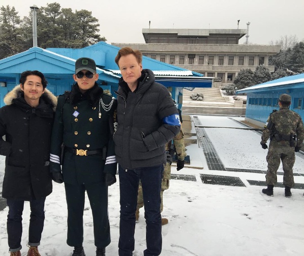 방한 중인 코난 오브라이언(오른쪽)이 한국계 미국 배우 스티븐 연(왼쪽)과 함께 16일 비무장지대를 방문해 장병들을 격려했다./사진=인스타그램 캡처