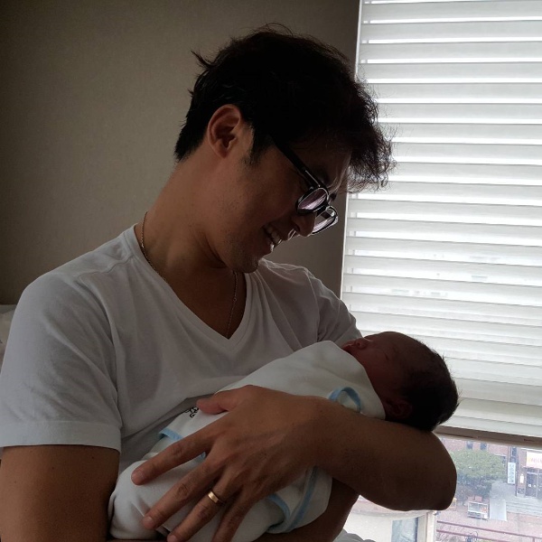 배우 안재욱(45)의 부인 최현주씨가 16일 첫딸을 순산해 안재욱이 아기를 활짝 웃으면서 품에 안고 있다./사진=인스타그램 캡처<br />
