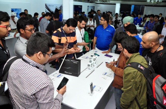 작년 3월 인도 델리에서 열린 삼성전자 갤럭시 S6, 갤럭시 S6 엣지 발표 행사에서 참석자들이 제품을 체험하고 있다. 