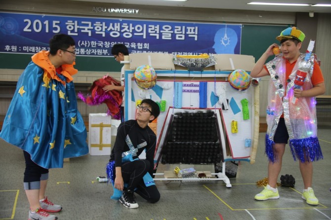 지난해 열린 2015한국학생창의력올림픽에서 참가학생들이 역할극을 진행하고 있다.